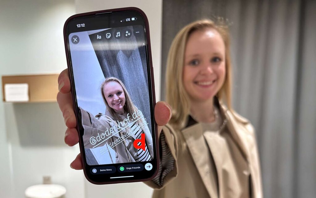 Frau mit Handy