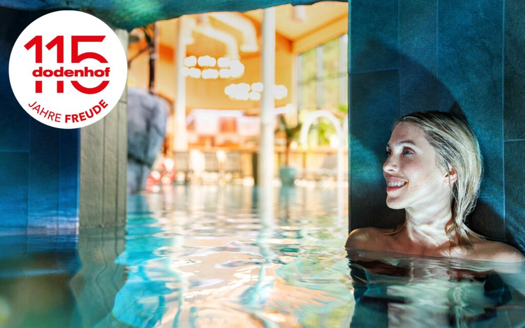 Frau im Becken der Therme