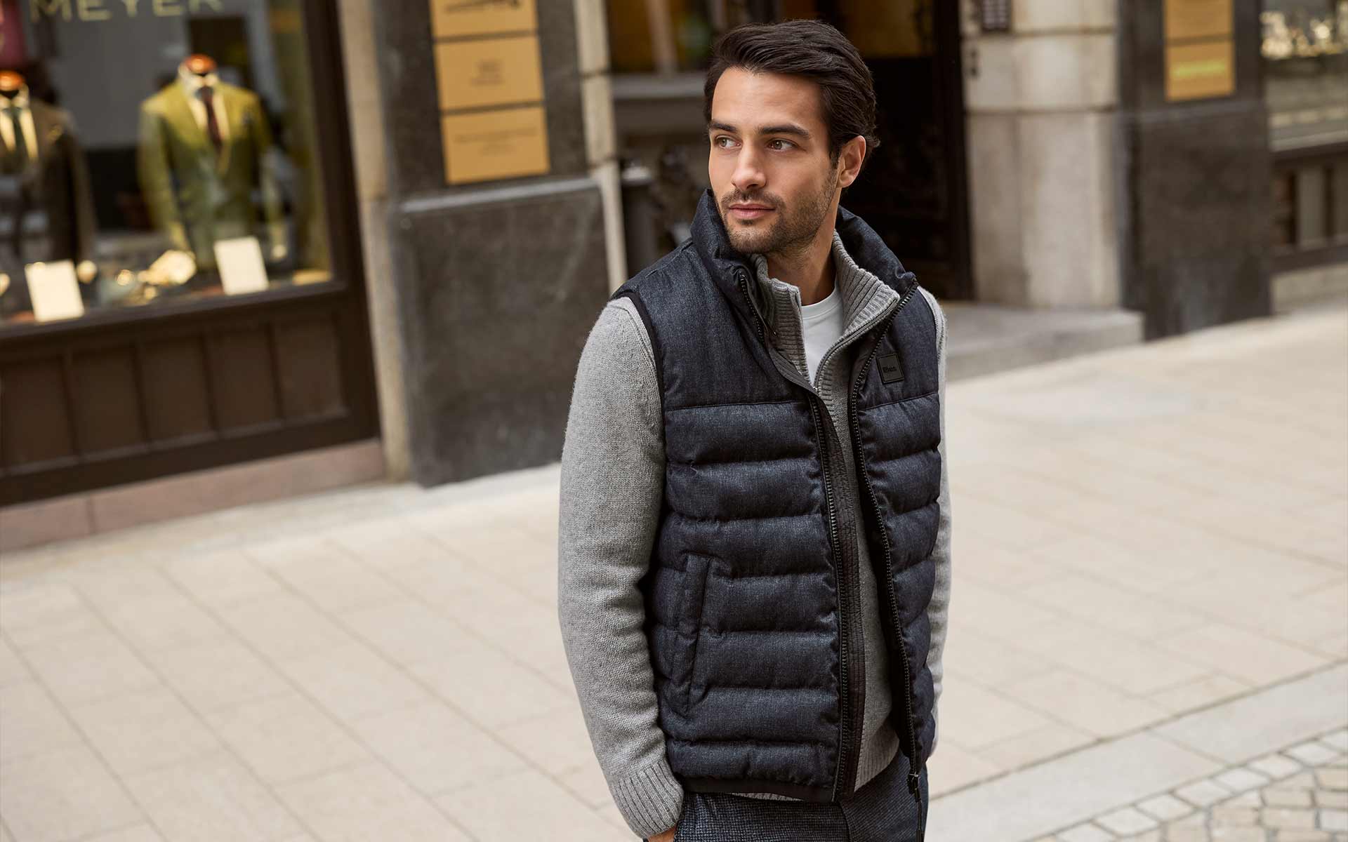 Herr in Weste und Pullover