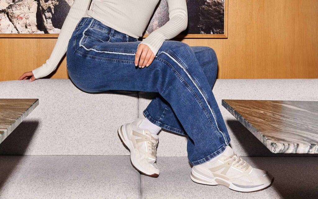 Frauenbeine in moderner Jeanshose
