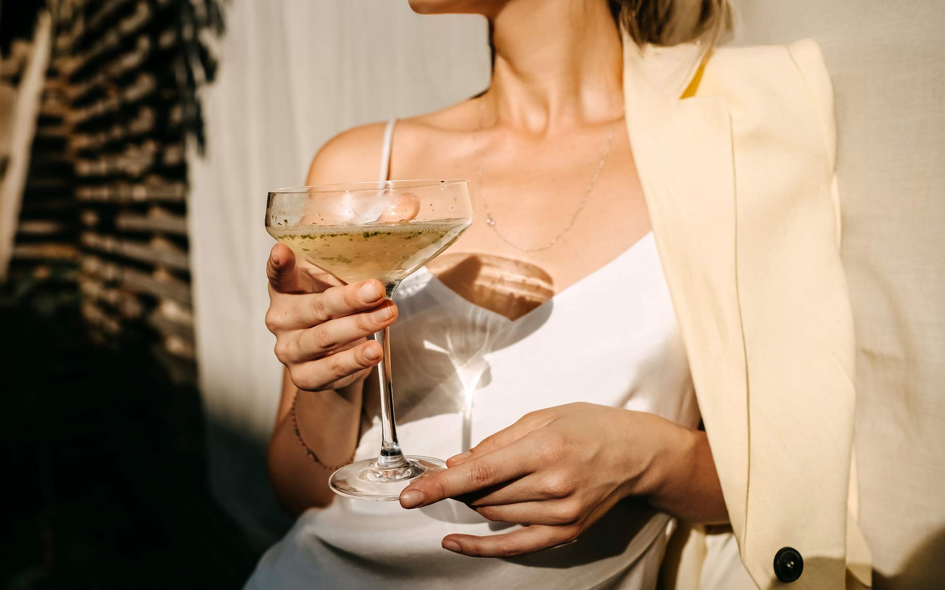 Frau mit Champagner Glas in der Hand