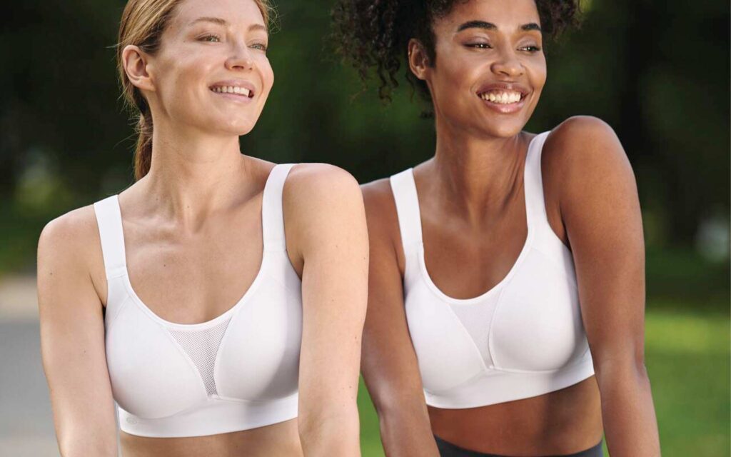 Zwei Frauen in weißem Sport BH
