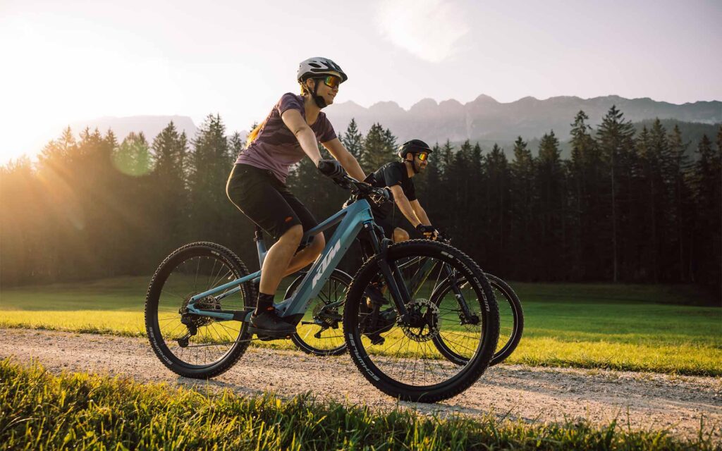 Zwei Radfahrer auf KTM Bikes am Waldrand