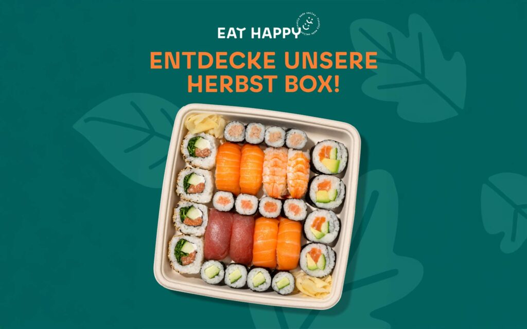Sushiplatte vor herbstlichem Hintergrund