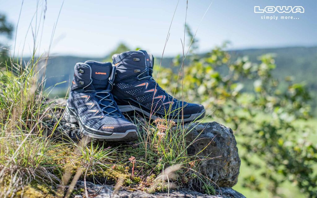 Wanderschuhe im Gras