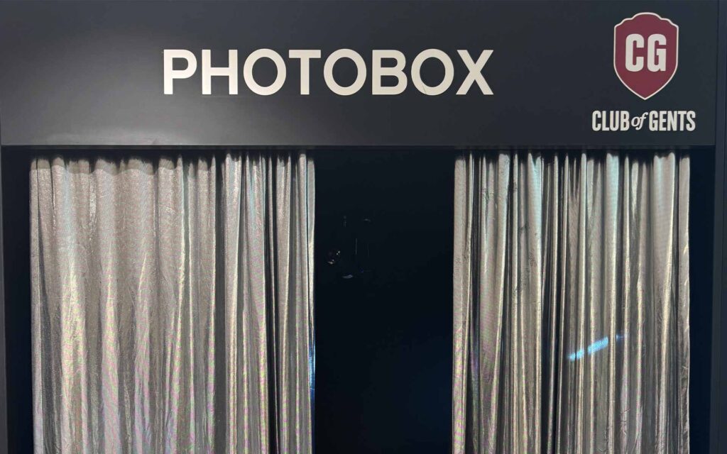 Fotobox mit silbernem Vorhang