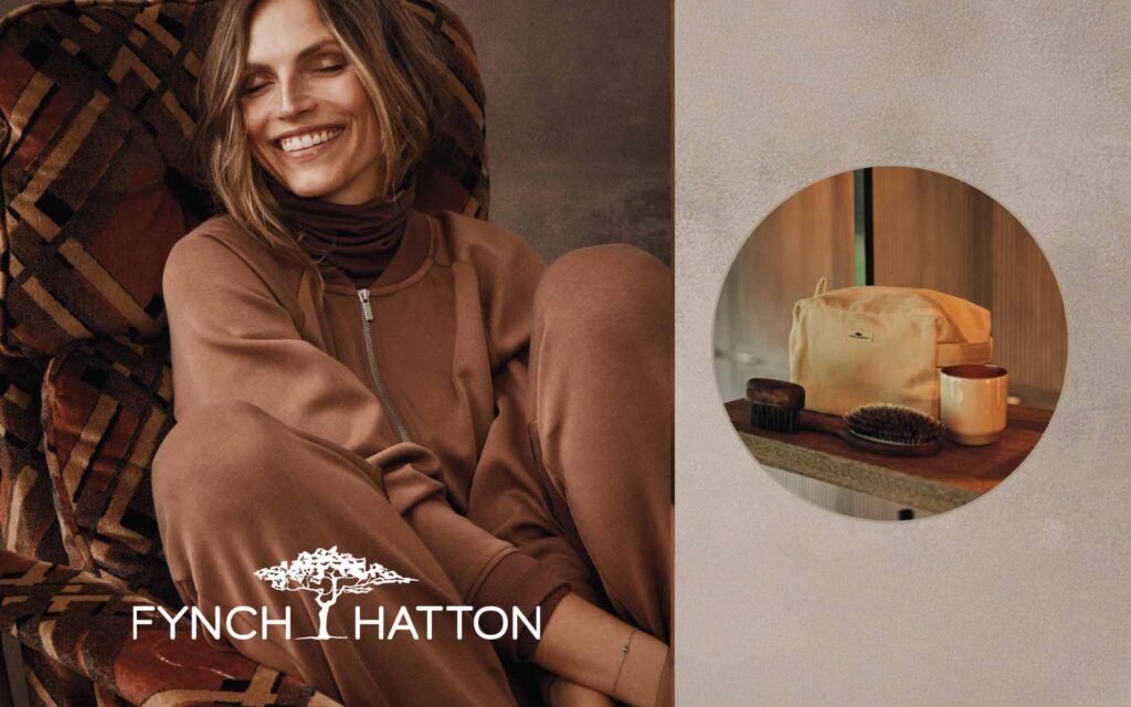 Frau in Pullover und Kosmetiktasche