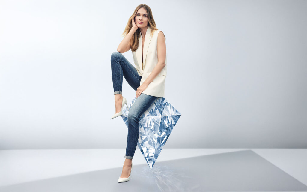 Frau mit MAC Jeanshose sitzt auf einem Diamanten