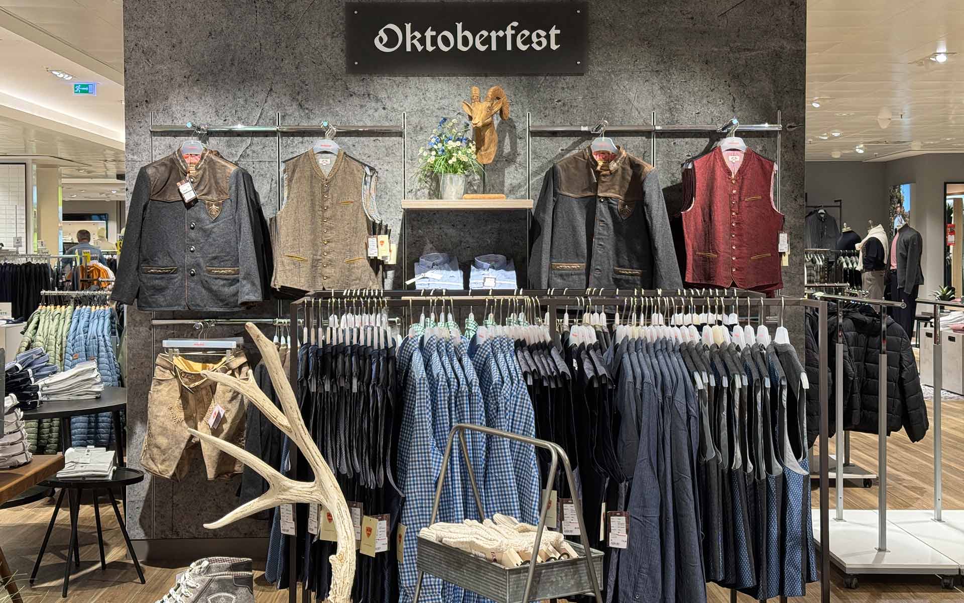 Oktoberfest Aufbau in der Herrenmode mit Trachten