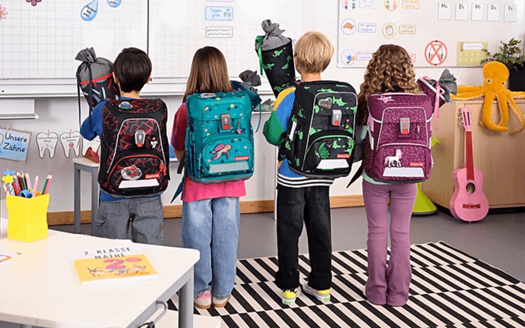 4 Schulkinder mit Ranzen