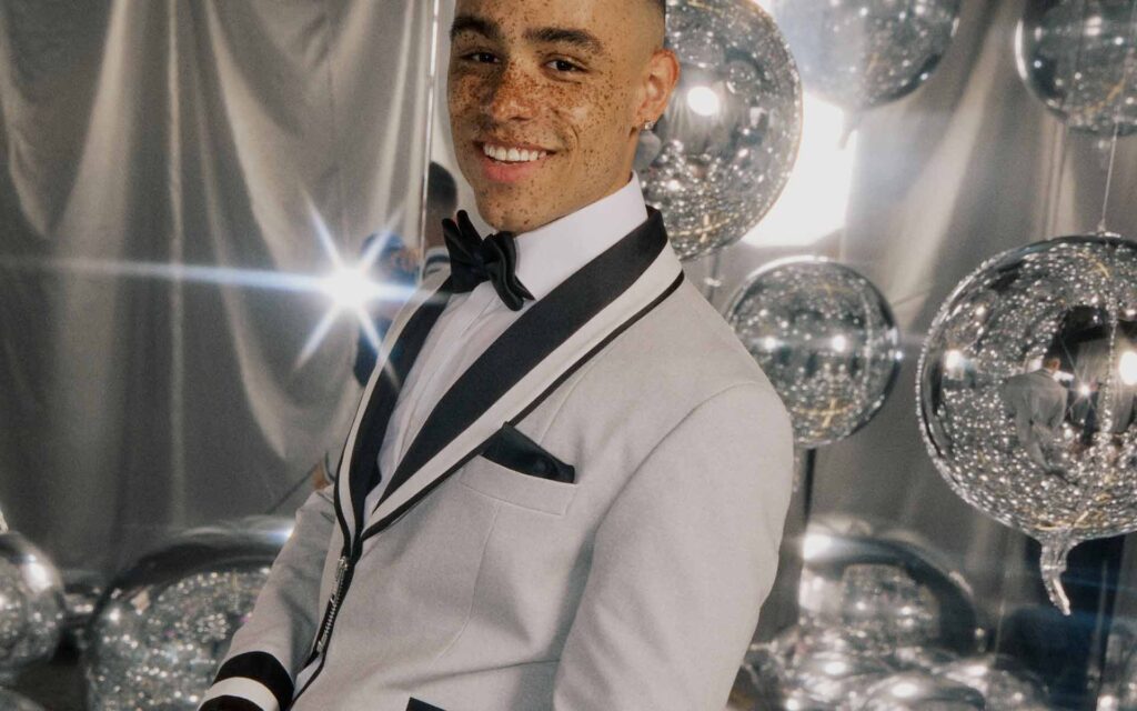 Mann in grauem Smoking mit Fliege