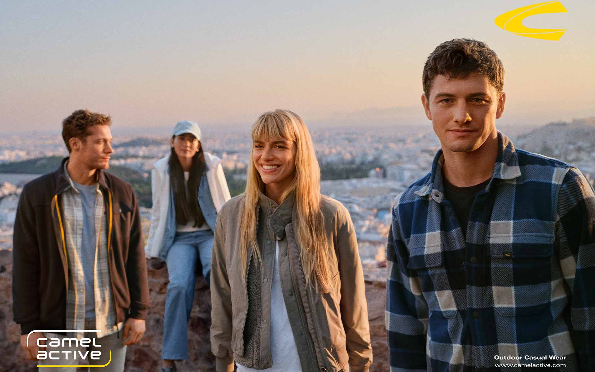 4 Personen in Camel Kleidung