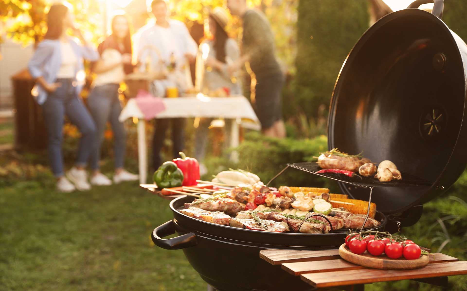 Grill mit Fleisch und Gemüse