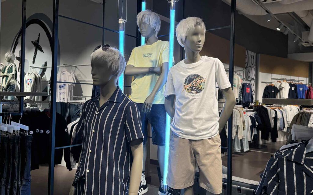 Drei Jungen Figuren in Sommer-Outfits