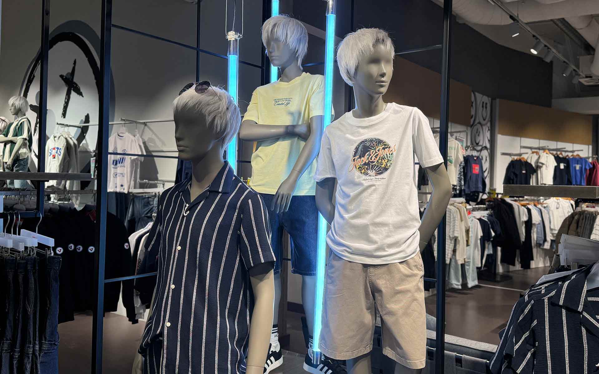 Jungenfiguren mit TShirts