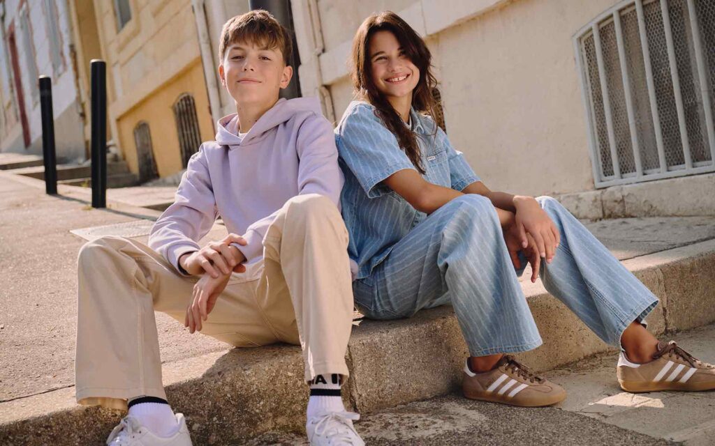 Zwei Teens im Garcia Outfit