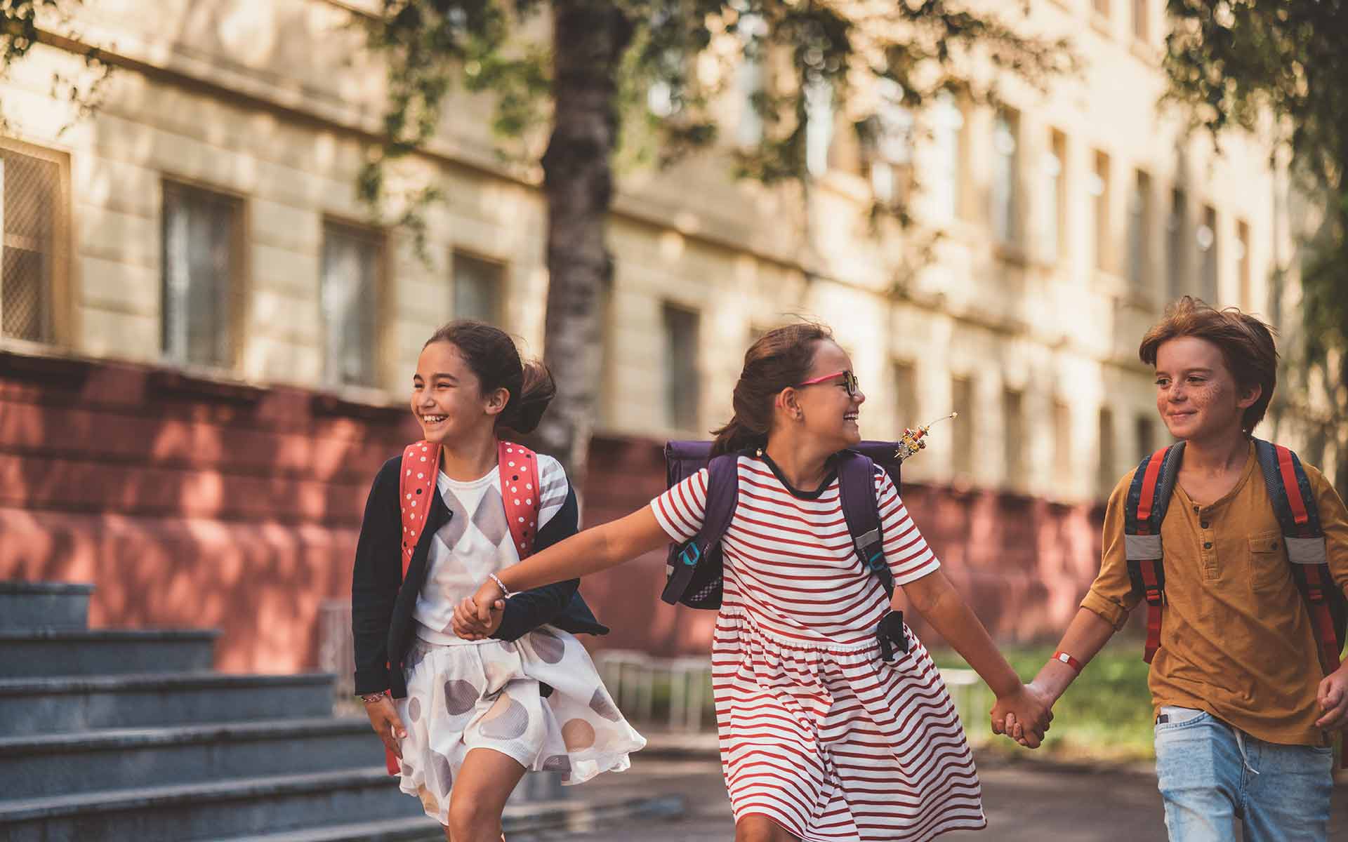 Drei Kinder mit Schulranzen