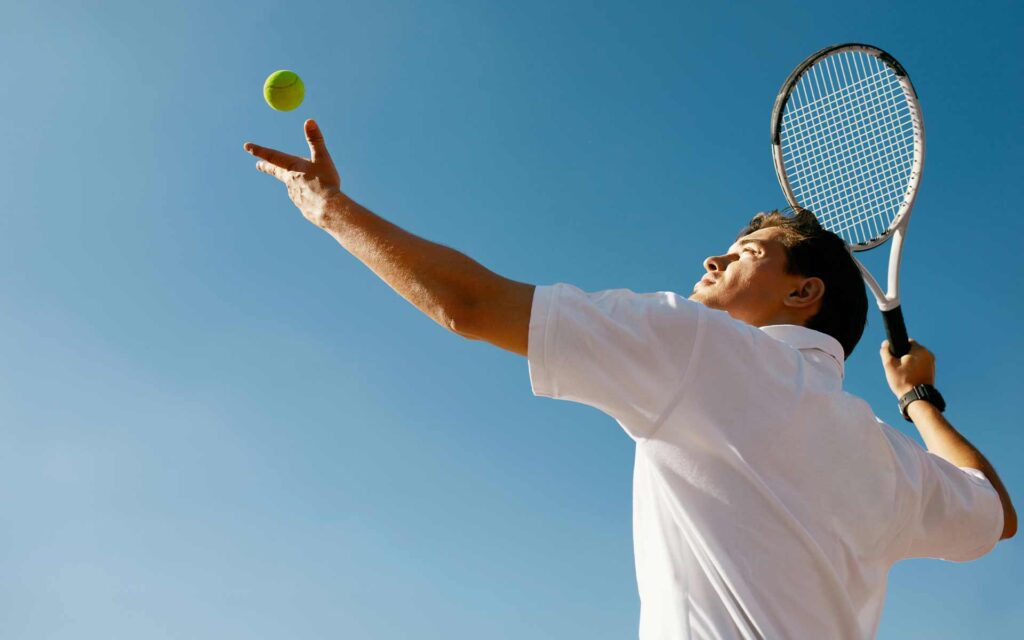 Tennisspieler beim Anwurf