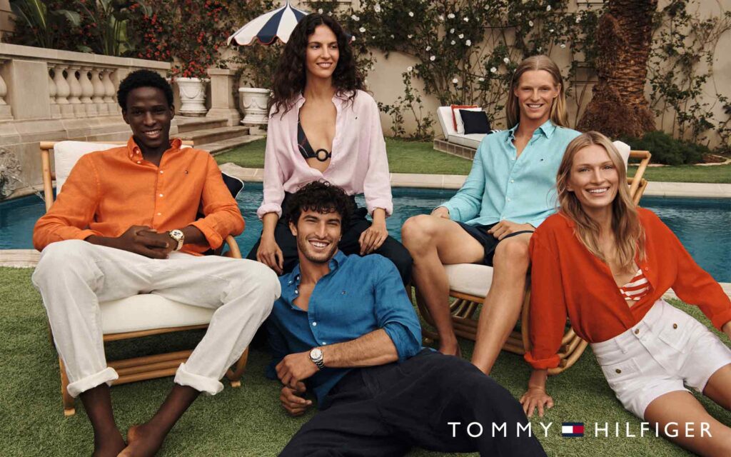 3 Frauen und 2 Männer in Tommy Hilfiger Sommerkollektion