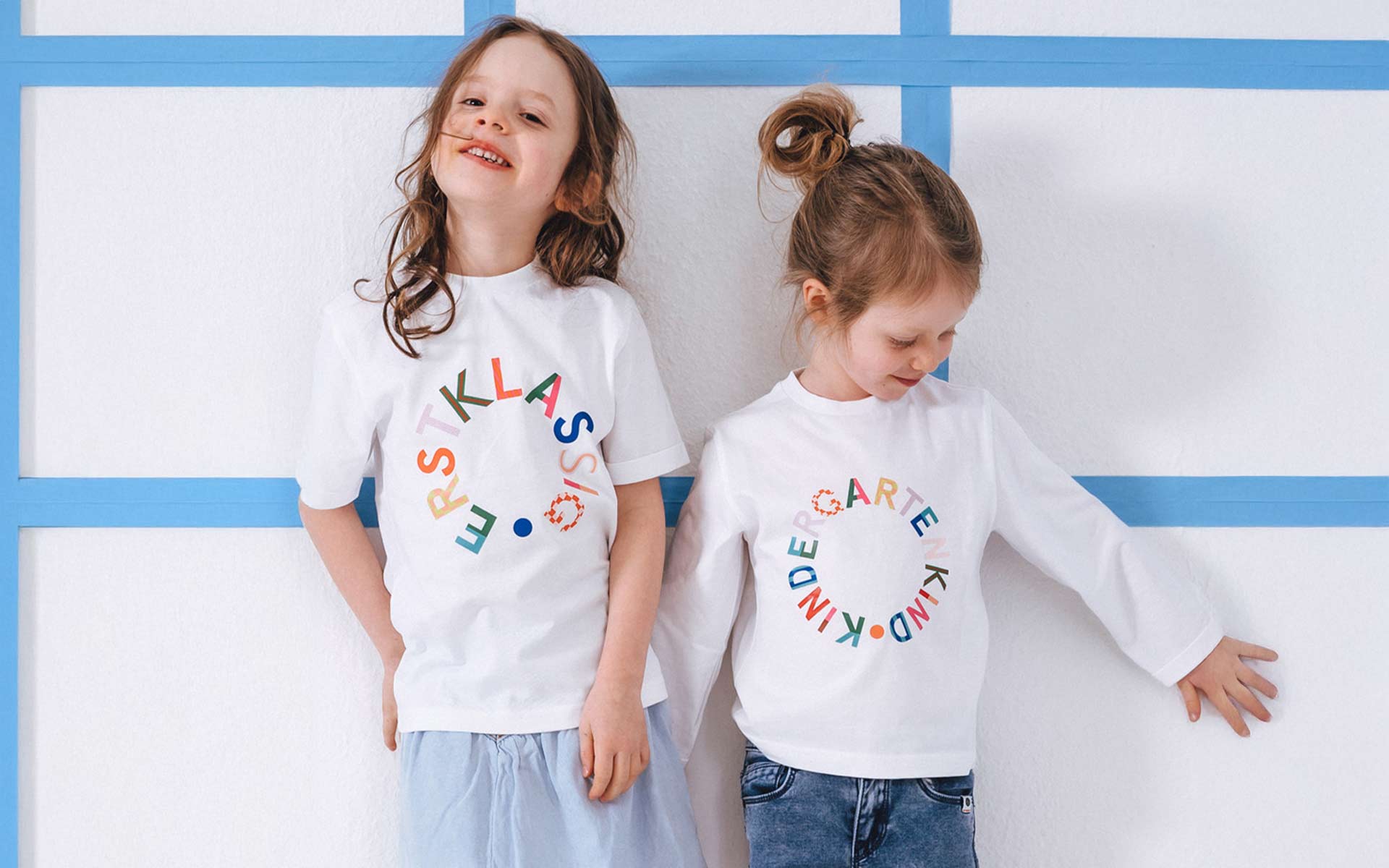 Zwei Mädchen im Schulstart T-Shirt