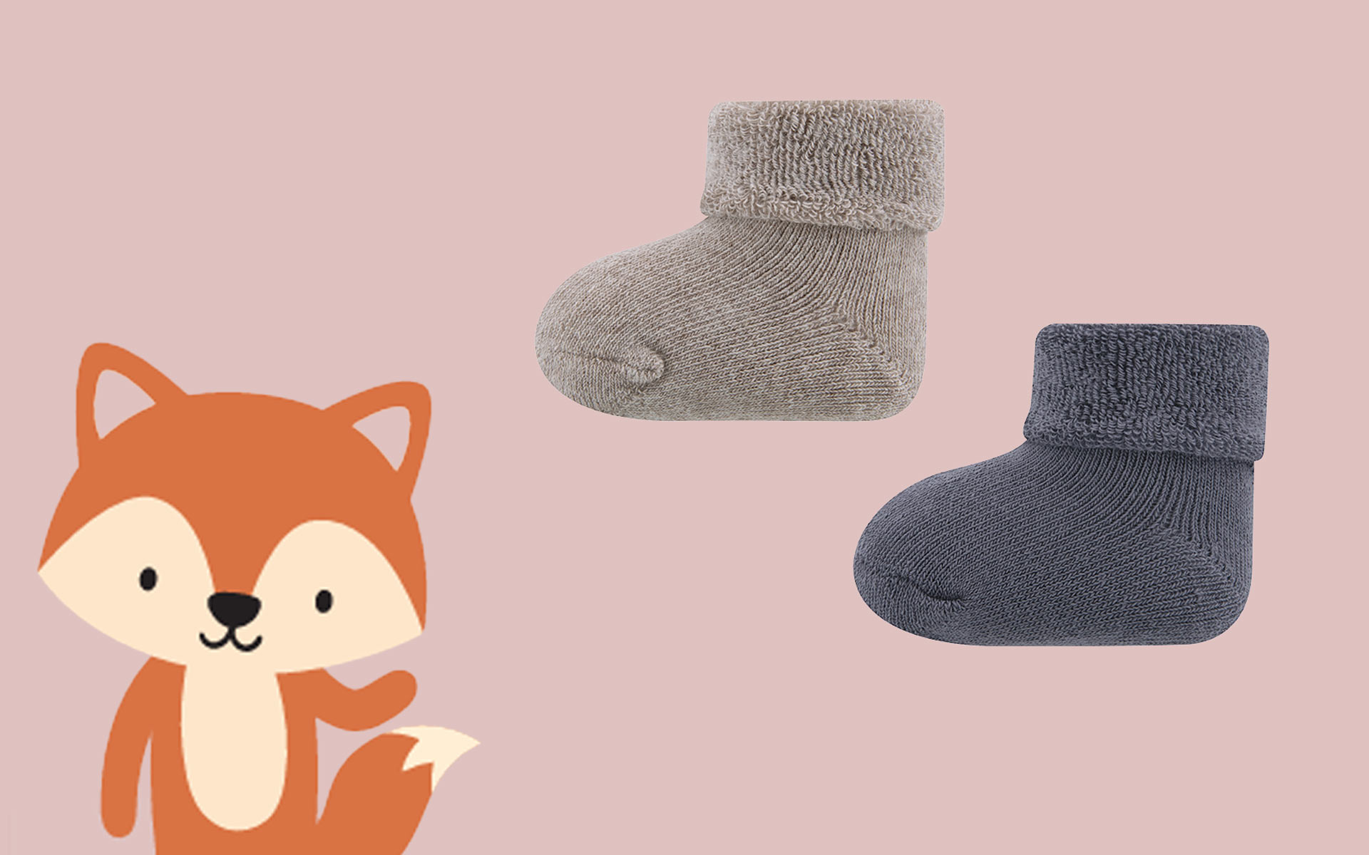 Graue und blaue Babysocke und ein kleiner Fuchs