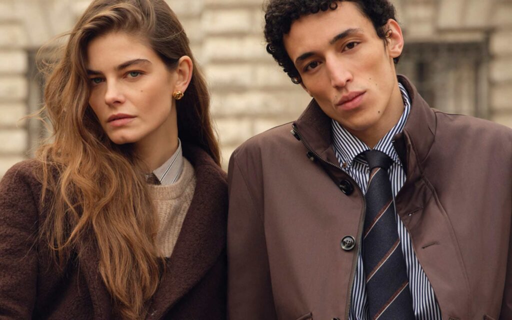 Frau und Mann in stylischen Herbstoutfits