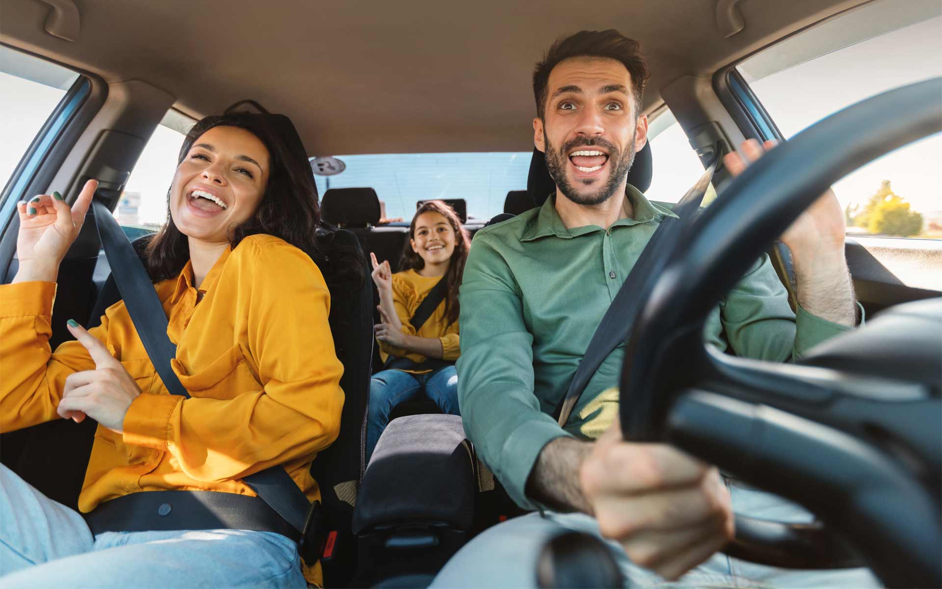 Fröhliche Familie im Auto
