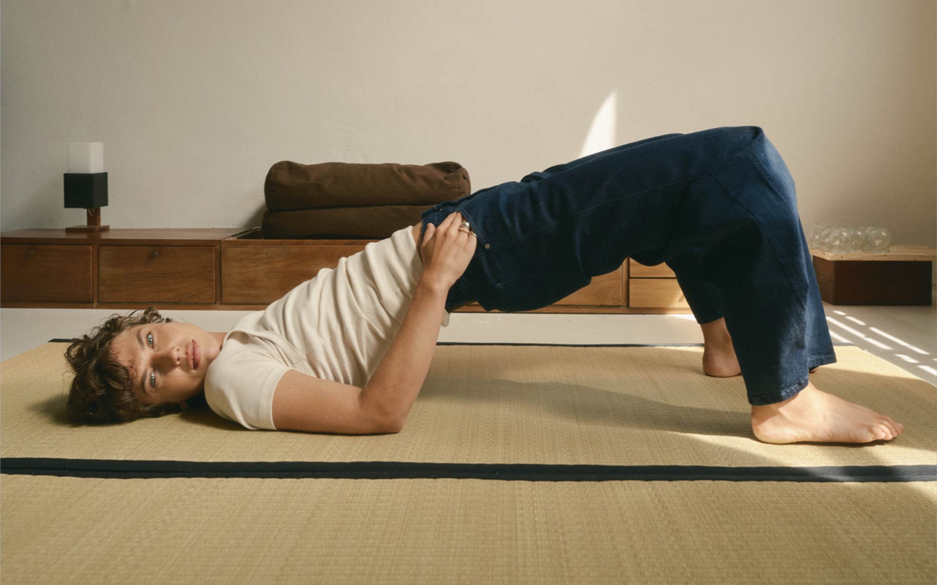 Frau in Jeans beim Yoga