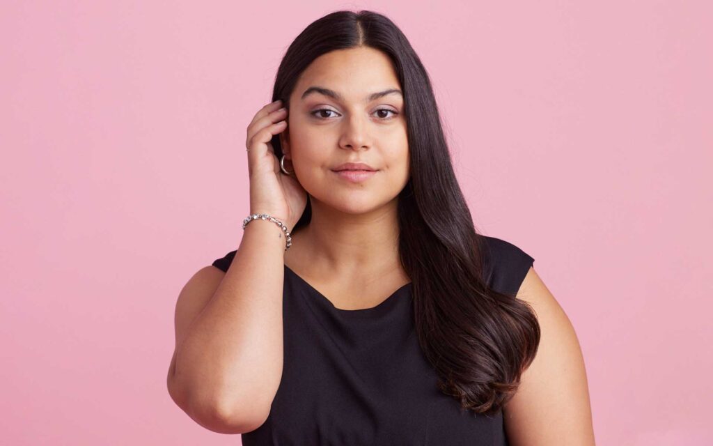 Frau vor rosanem Hintergrund