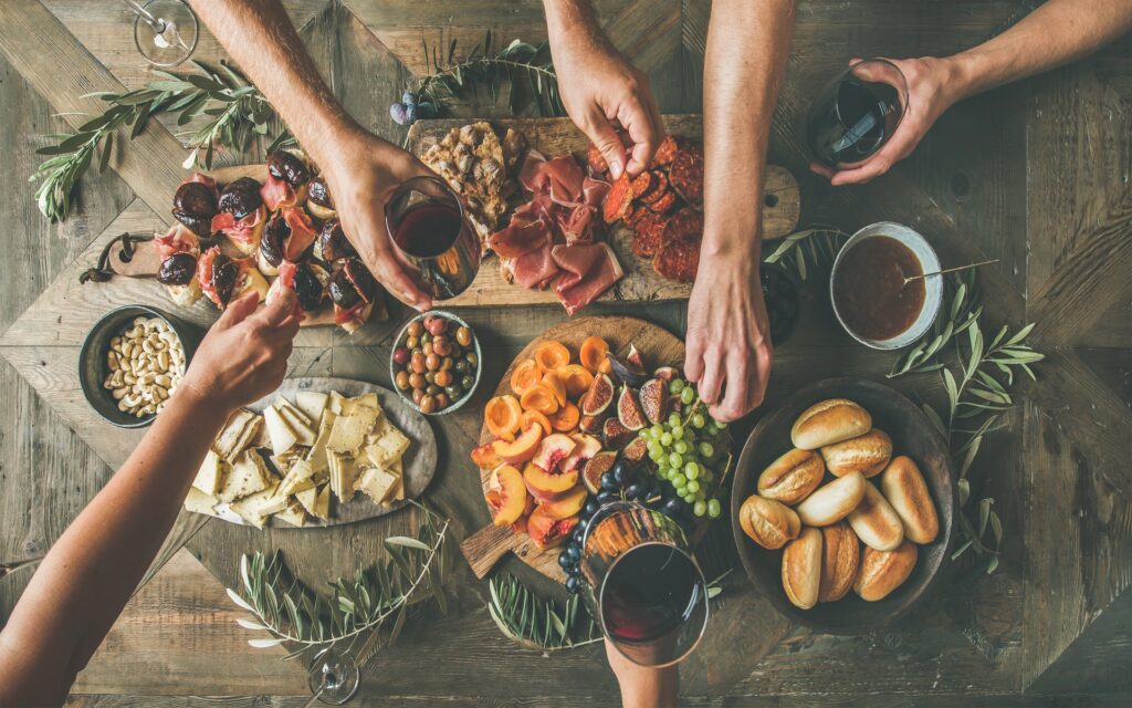 Tisch gedeckt mit Spezialitäten und Wein