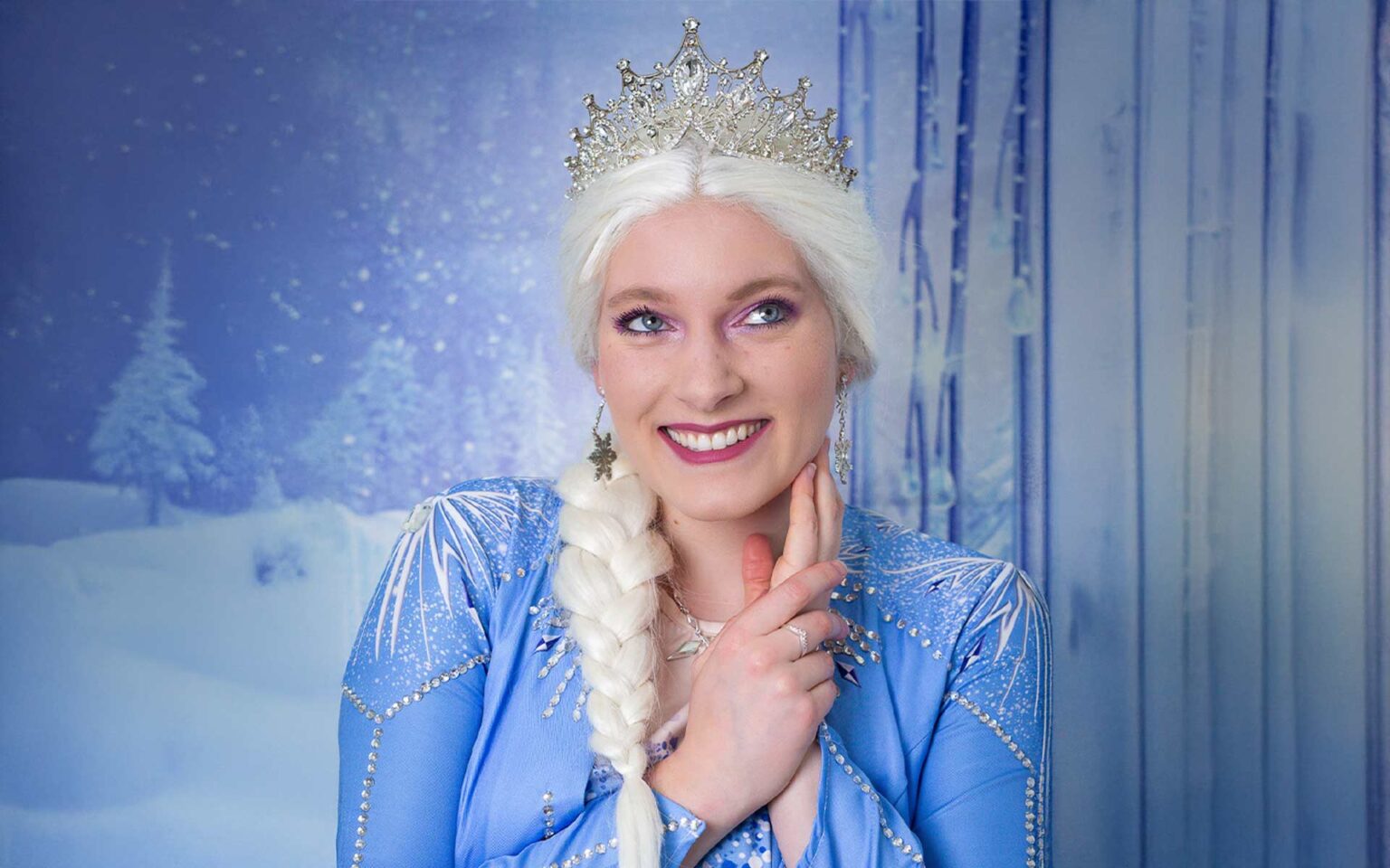 Frau als Eiskönigin Elsa mit Krone und Zopf