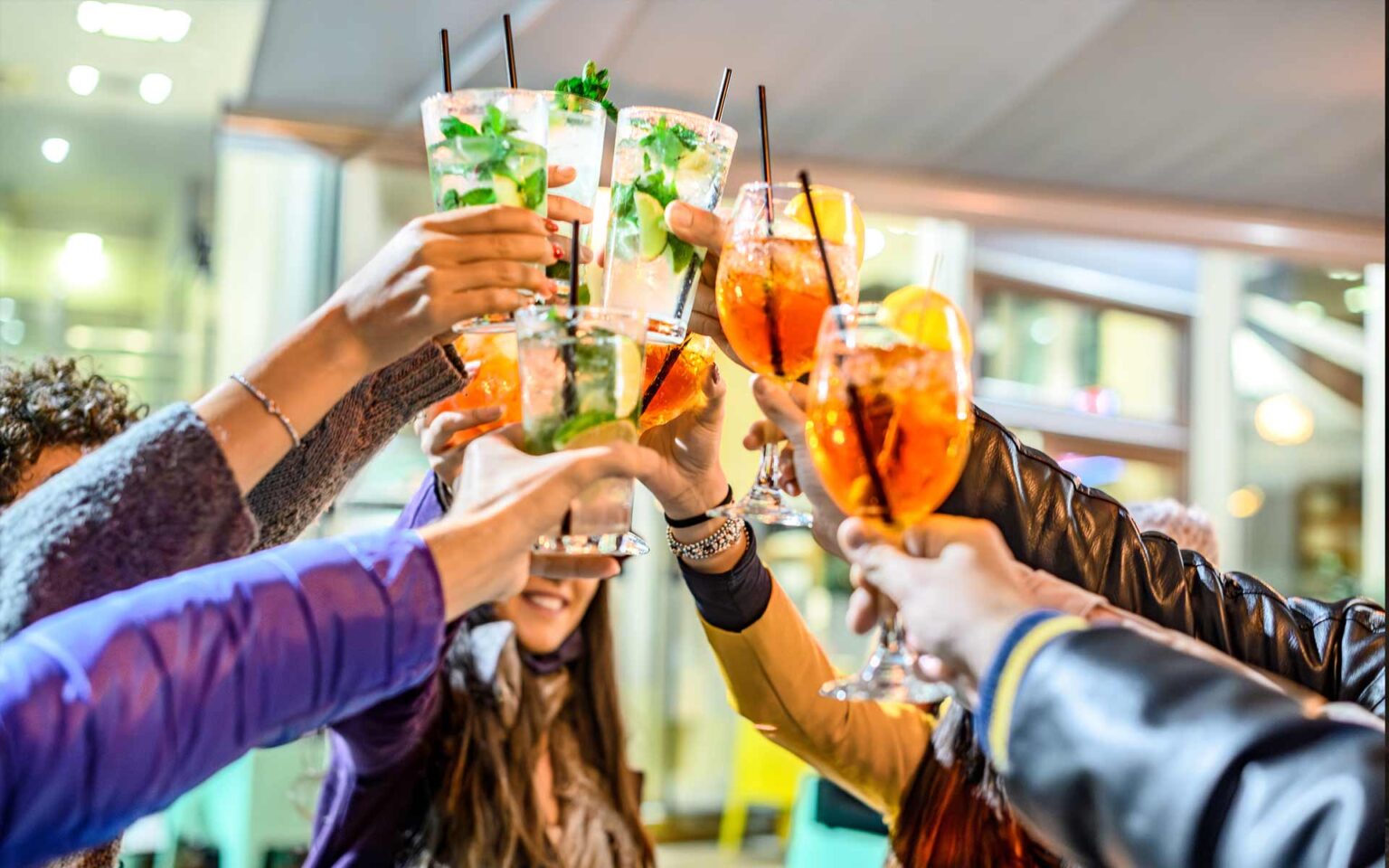 Anstoßen mit Cocktails