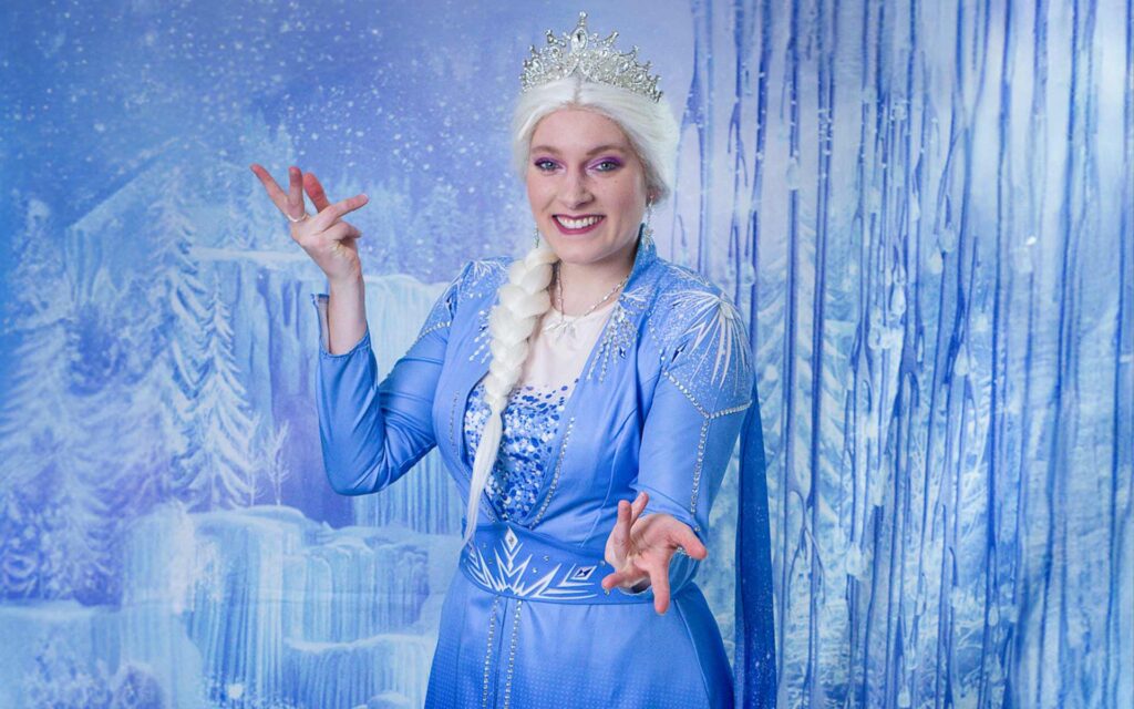Frau verkleidet als Eisprinzessin Elsa