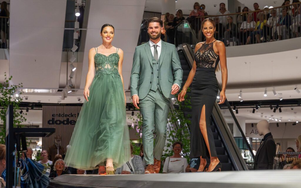 Drei Models auf dem Laufsteg in der aktuellen Modekollektion