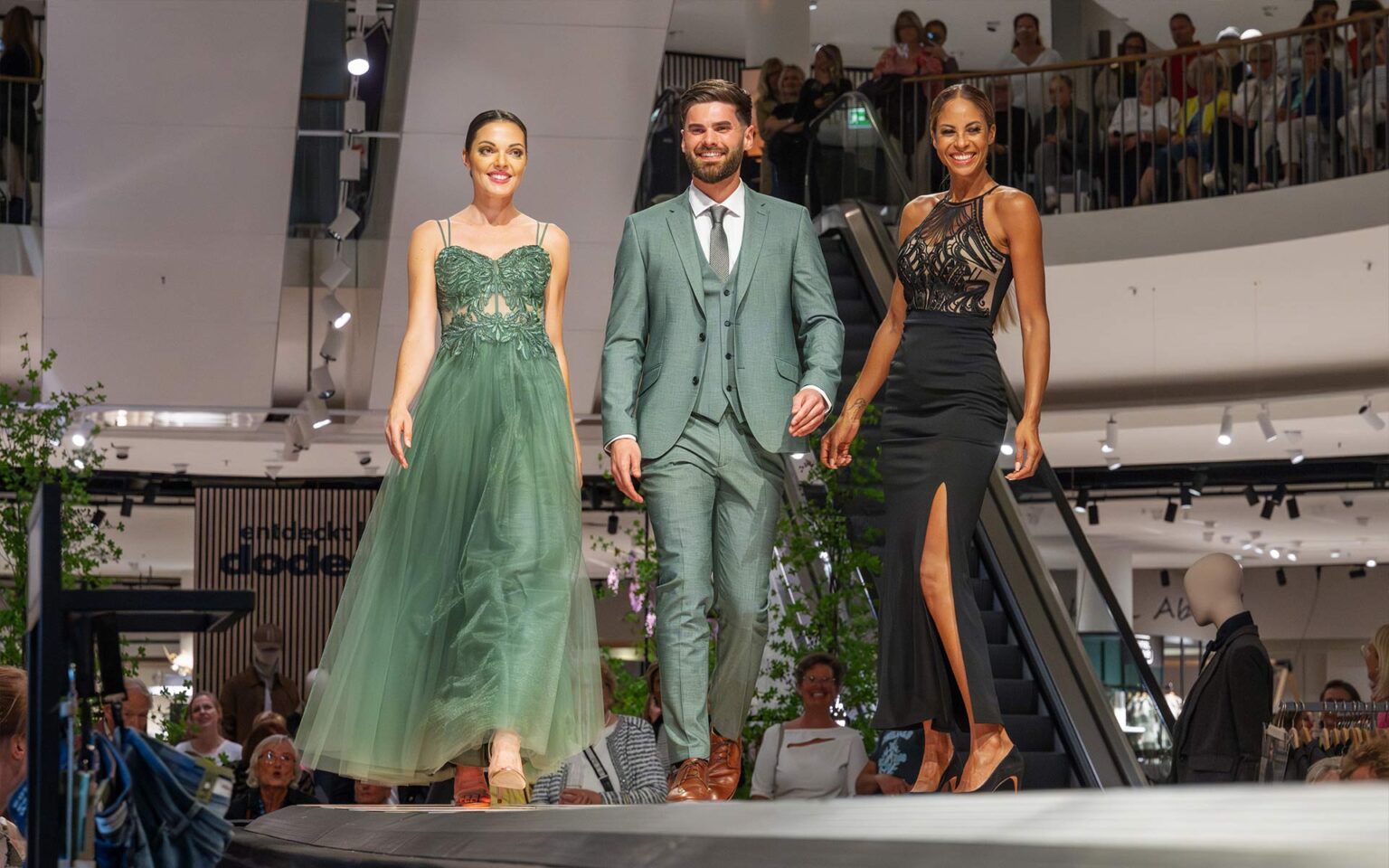 Drei Models auf dem Laufsteg in der aktuellen Modekollektion