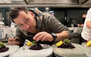 Küchenchef Lasse in Kaltenkirchen beim Kochen