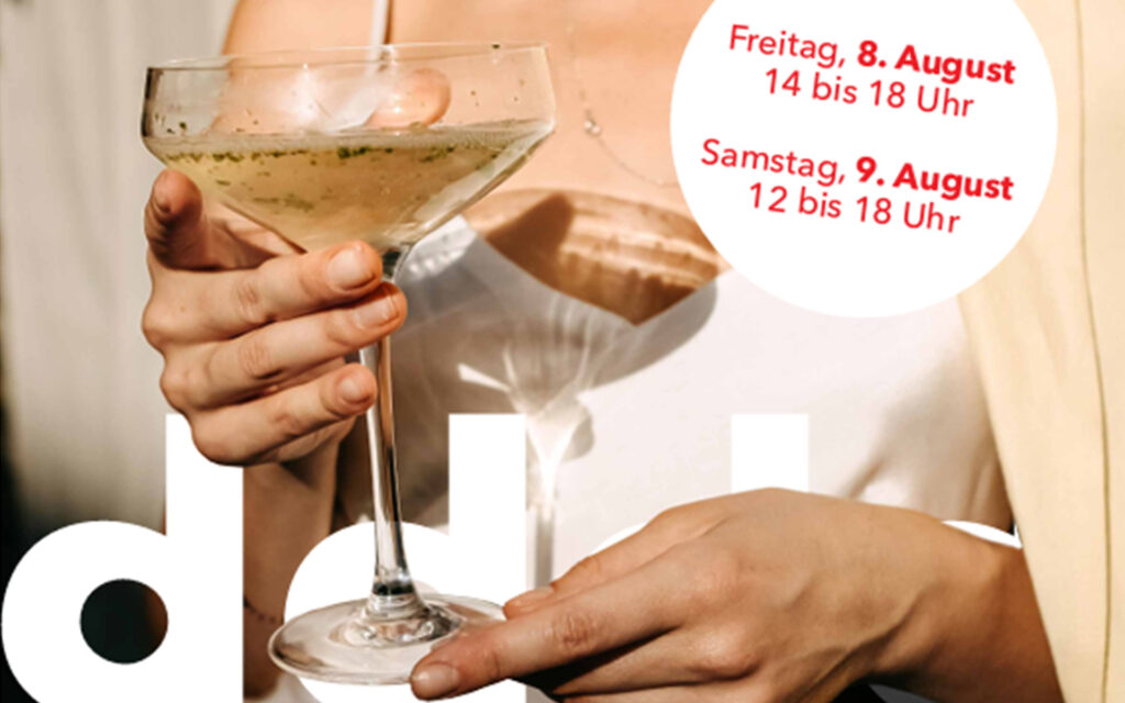 Dame hält Cocktail in der Hand