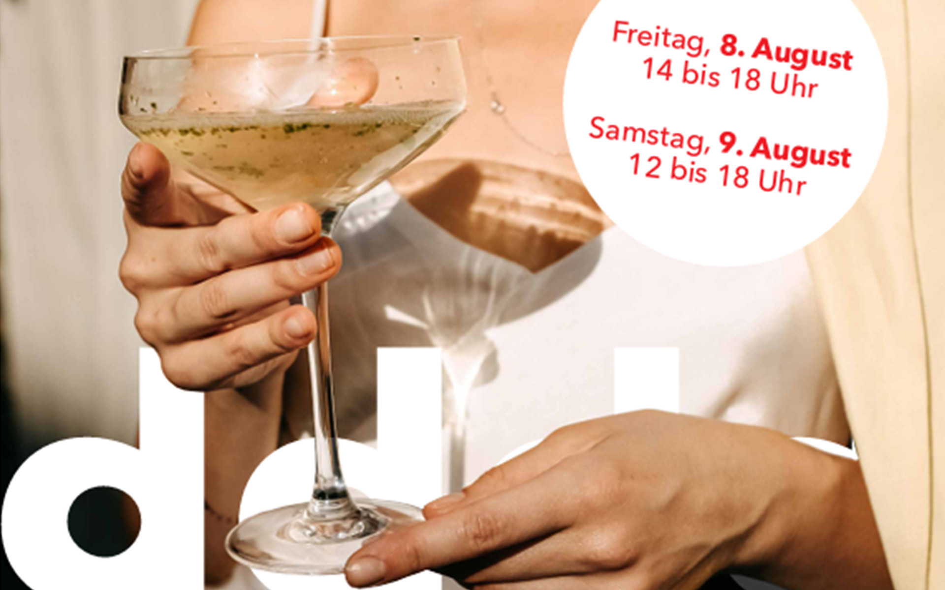 Dame hält Cocktail in der Hand