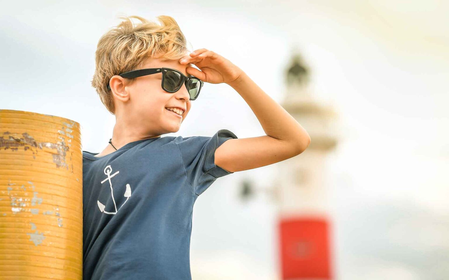 Junge mit Sonnenbrille schaut in die Ferne