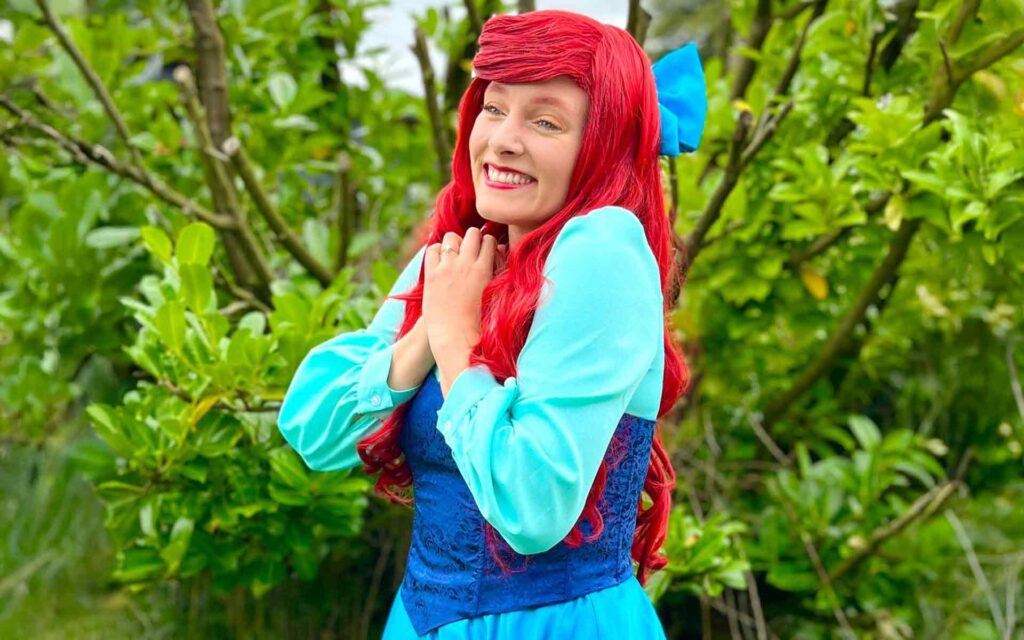 Frau verkleidet als Ariel