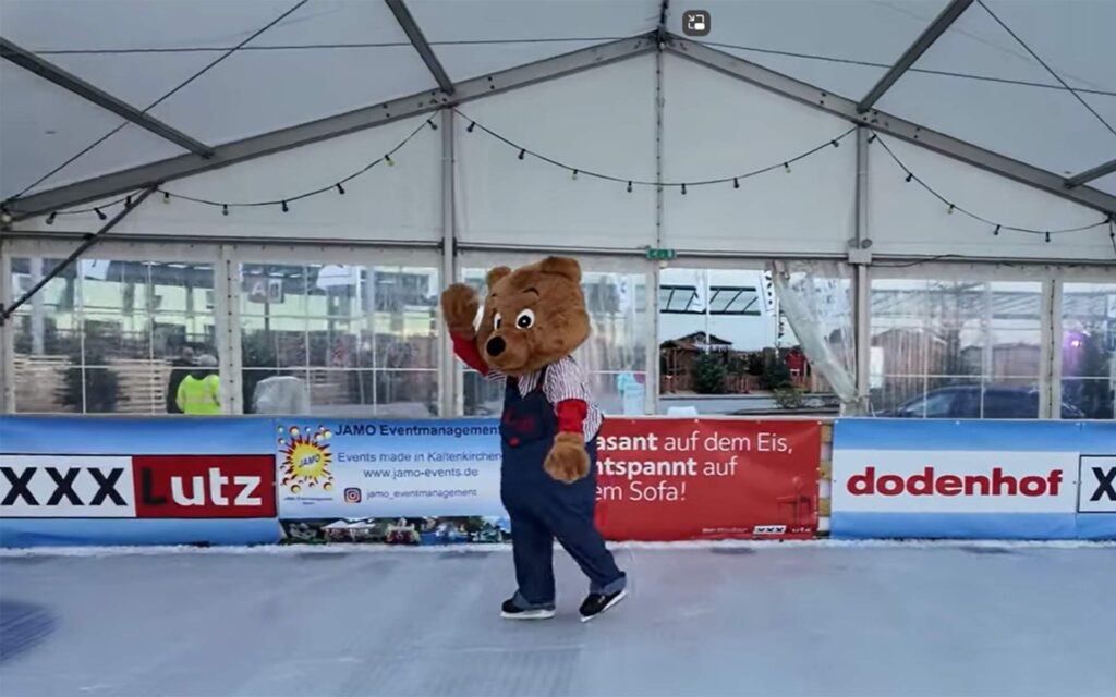 Bär auf der Eislaufbahn