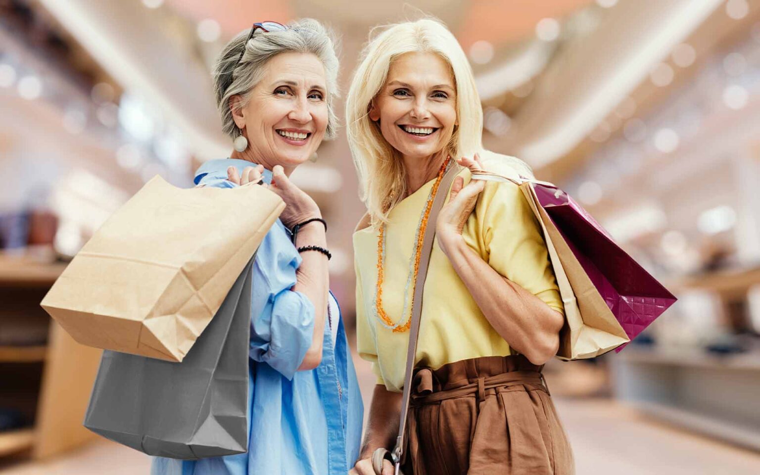 Zwei Frauen mit Shoppingtüten