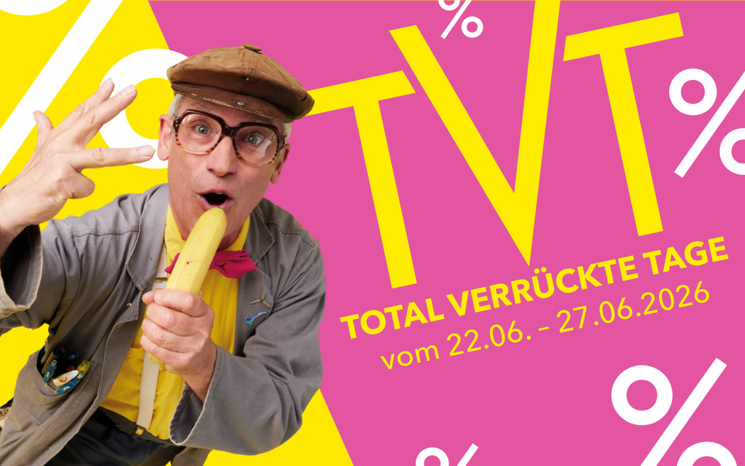 Älterer Herr schreit in eine Banane