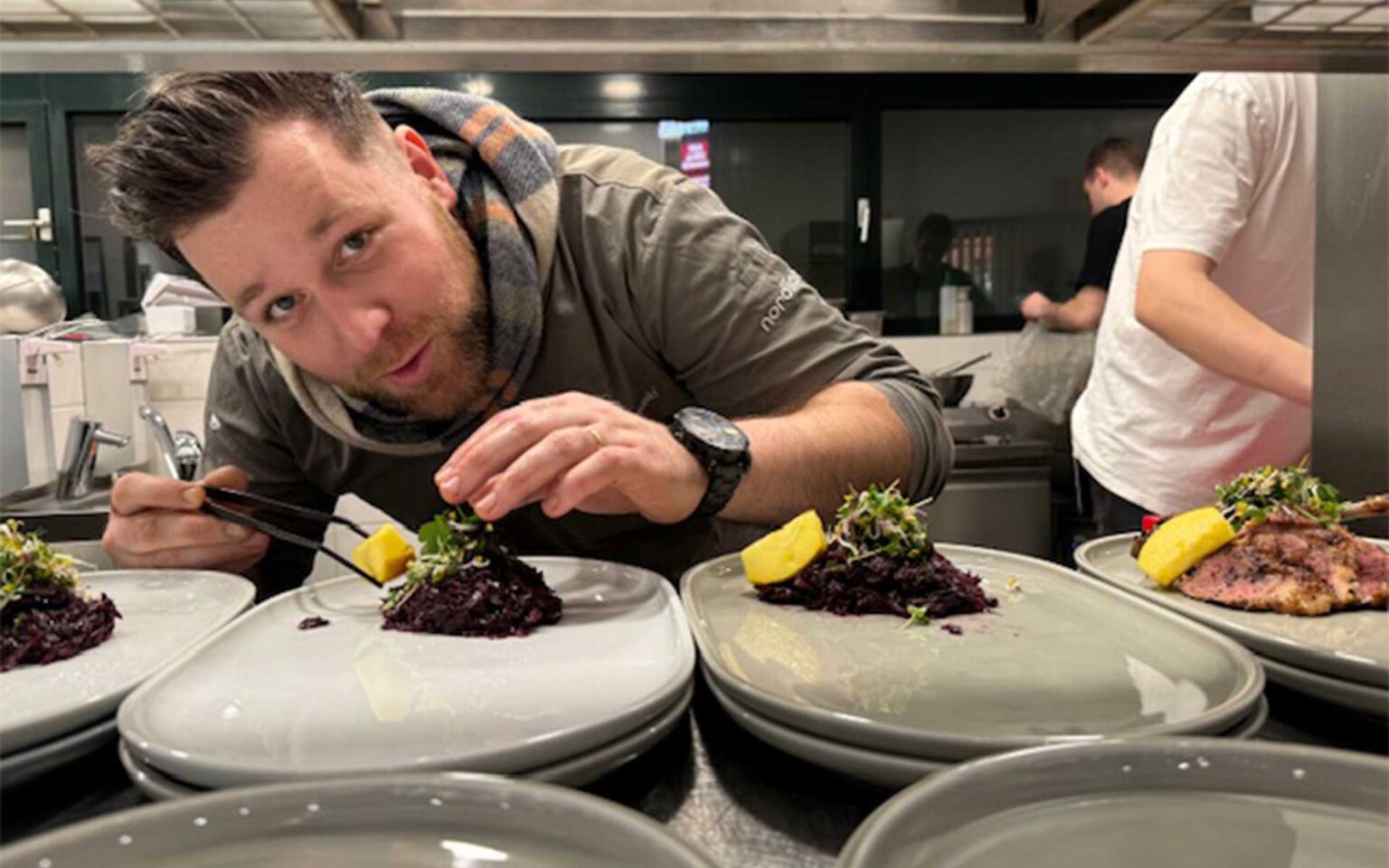 Küchenchef Lasse beim garnieren eines Tellers