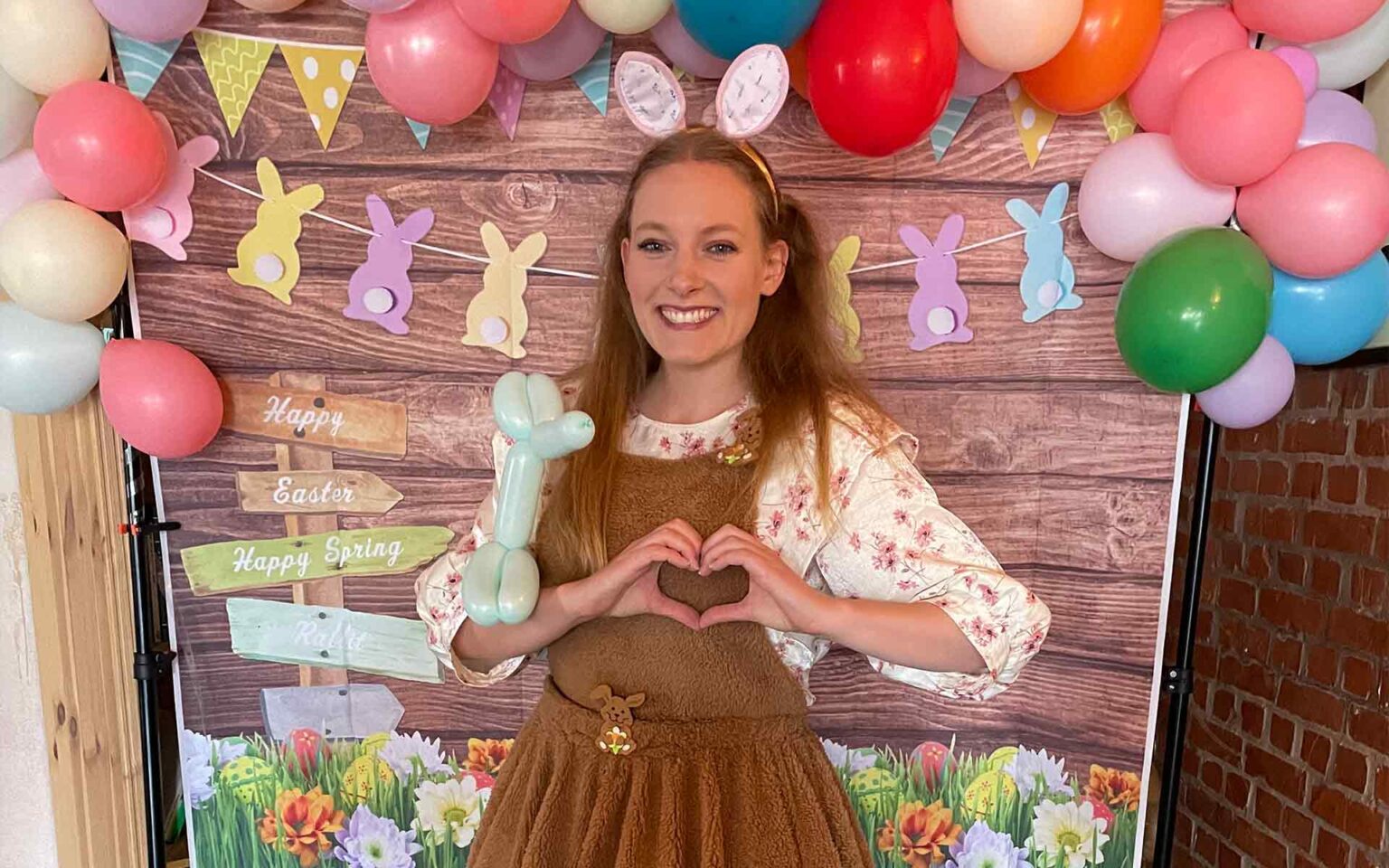 Frau im Osterhasenkostüm