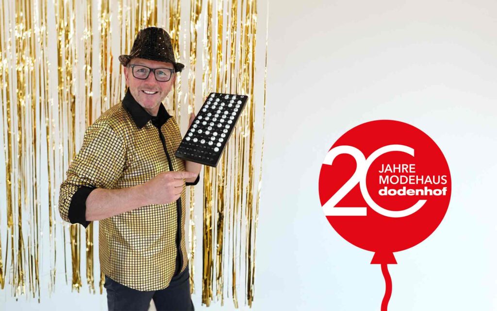 Marcus von Bingo Beat Hamburg vor goldener Girlande
