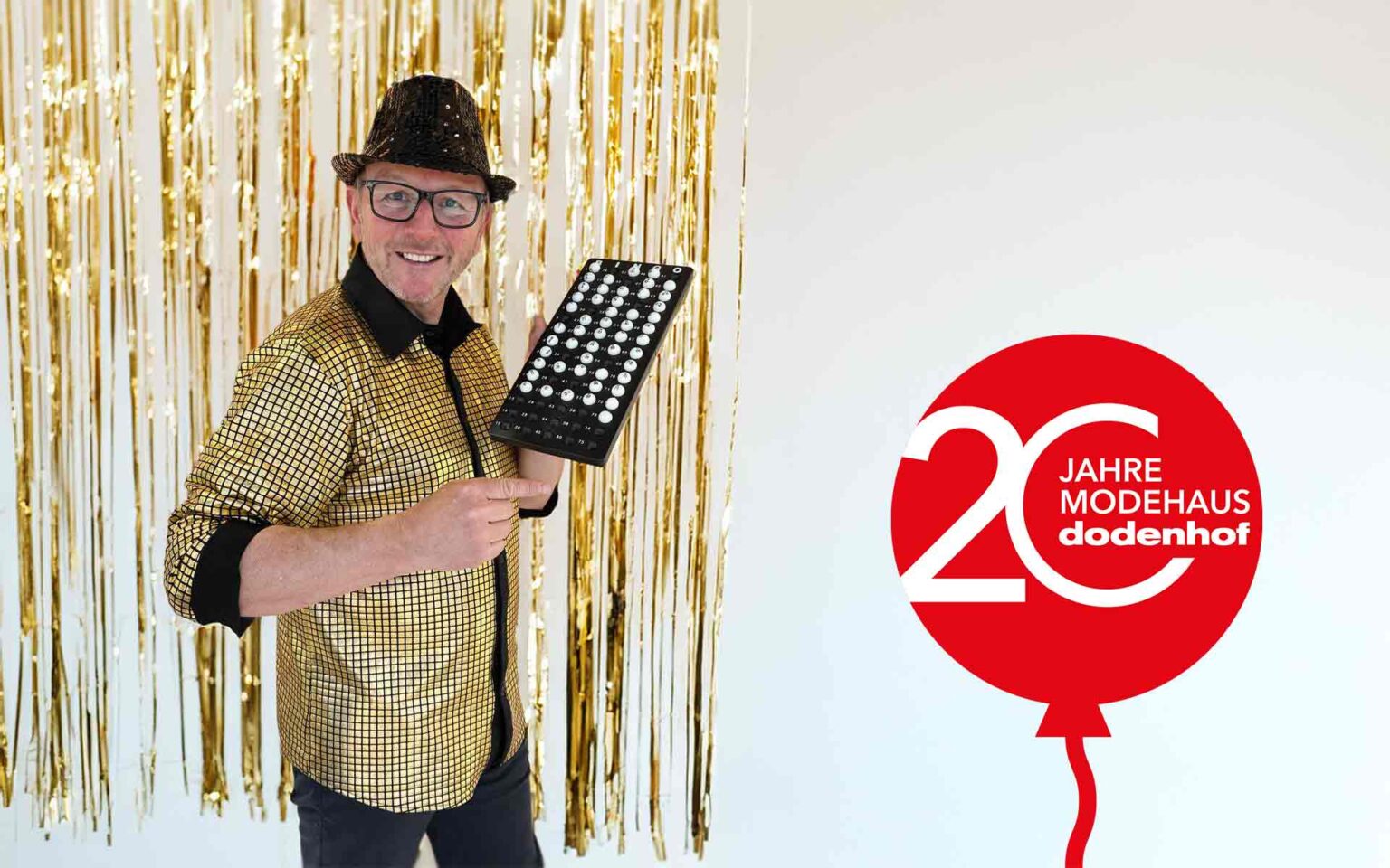 Marcus von Bingo Beat Hamburg vor goldener Girlande