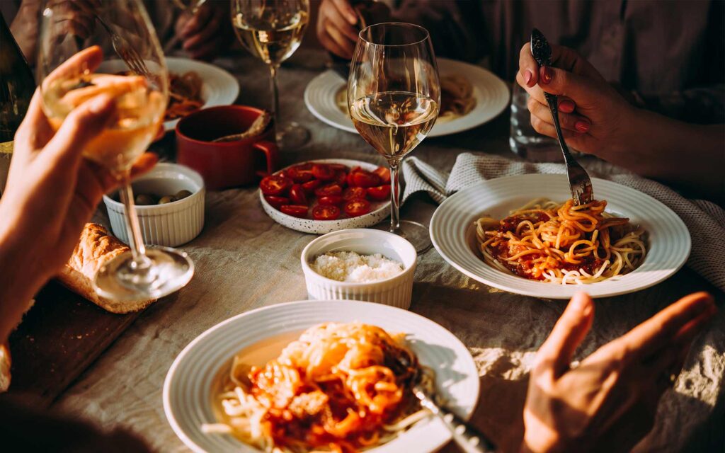 Tisch voller Teller und Gläser