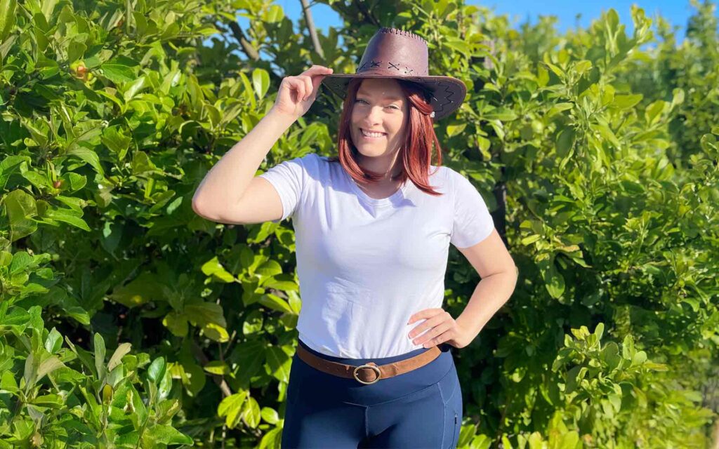 Frau verkleidet mit Cowboyhut und Reiterhose