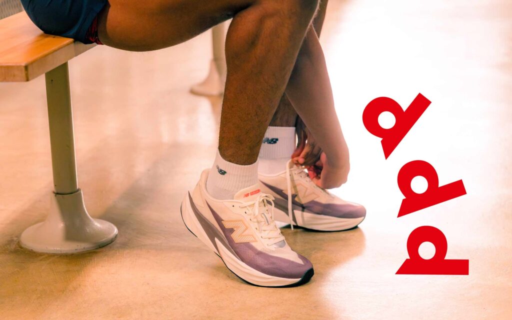 Man zieht New Balance Sneaker an und daneben drei d-Marker